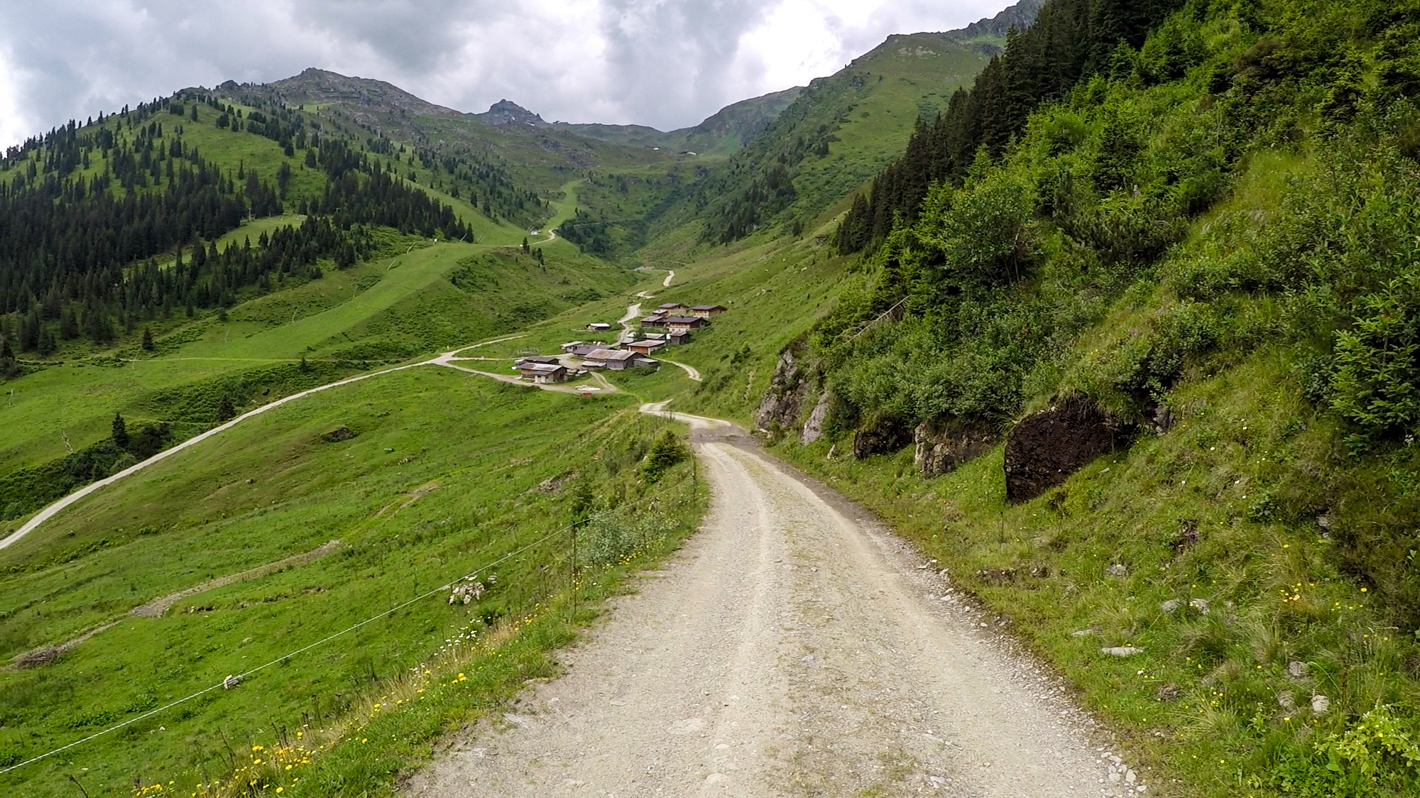 Stúpanie nad Lamarkalm Niederleger zatiaľ po stabilnej ceste.