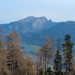 Foto 5: Pohľad cez stromy na Schafberg s hotelom Schafbergspitze a jazero Wolfgangsee s dedinou St. Wolfgang