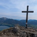 Foto 9: Vrcholový kríž na Sparberi (1502 m) s výhľadom na jazero Wolfgangsee a Schafberg