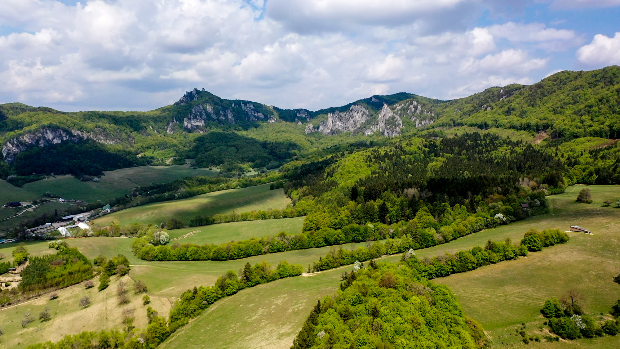 Pohľad od Súľova na vrchy Brada a Roháč.