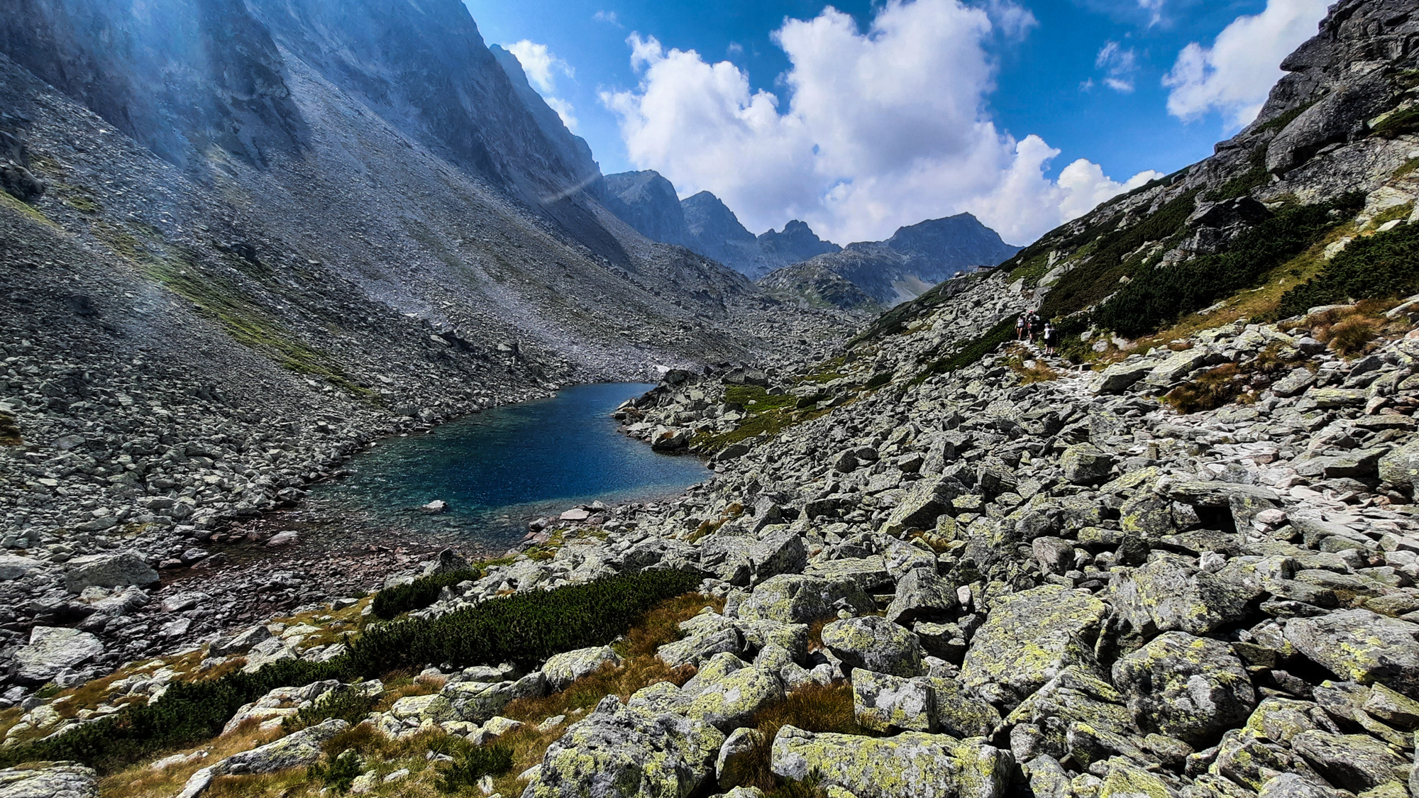 Dlhé pleso pod Slavkovskými vežami smerom k Zbojníckej chate.