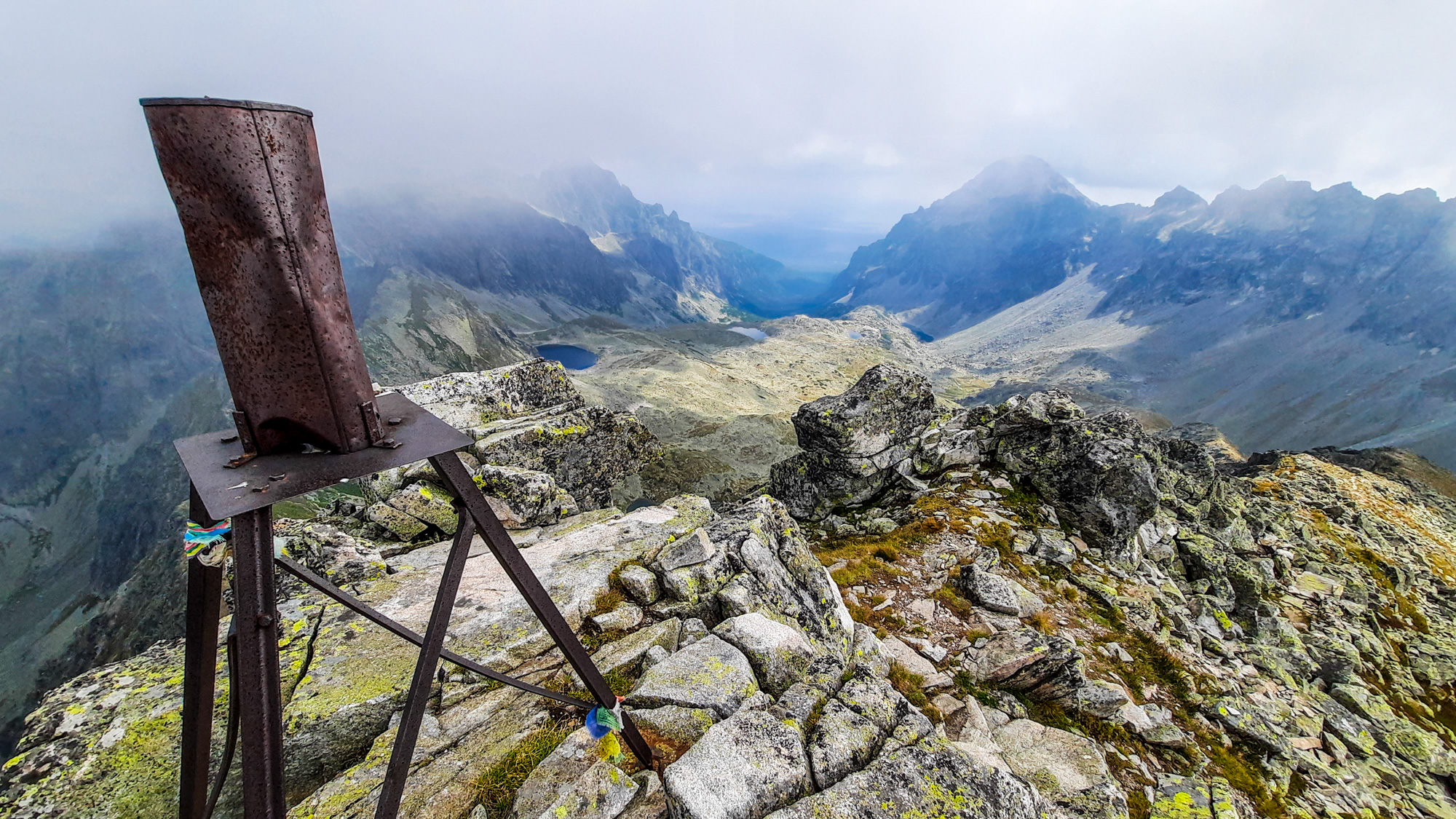 Pohľad z vrcholu Svišťového štítu do Veľkej Studenej doliny.