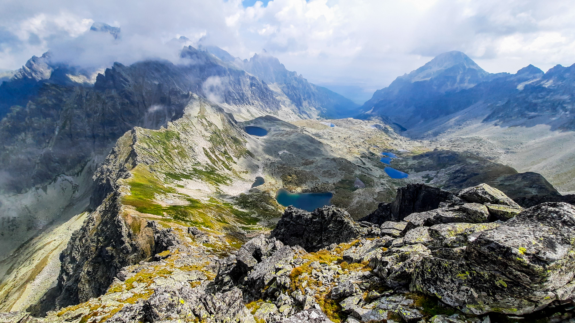 Veľká Studená dolina, hlavný hrebeň Tatier k Malému Javorovému štítu nad Rovienkovou kotlinou.