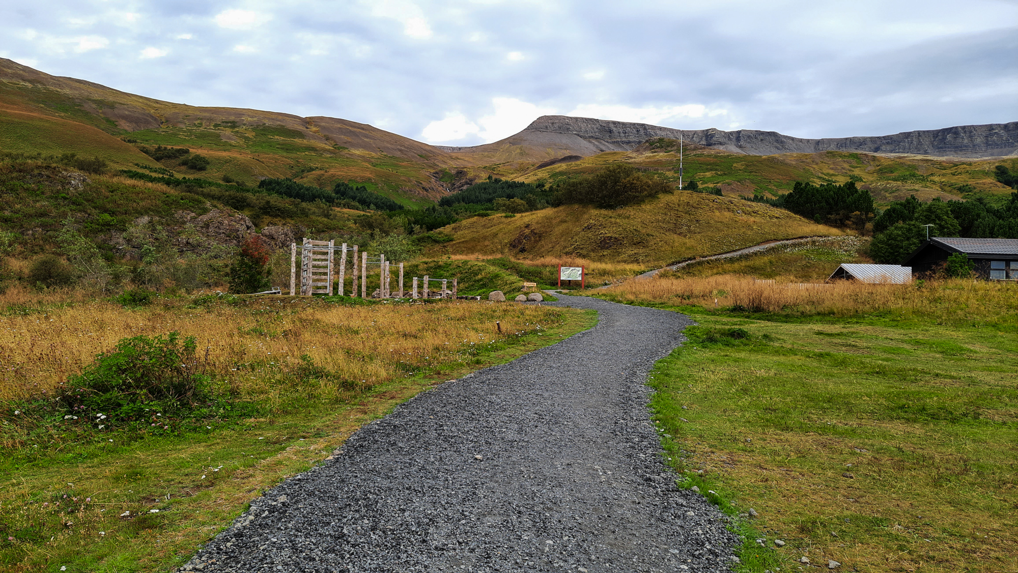 Túra na Þverfellshorn začína z Esjurætur - Hiking Center.