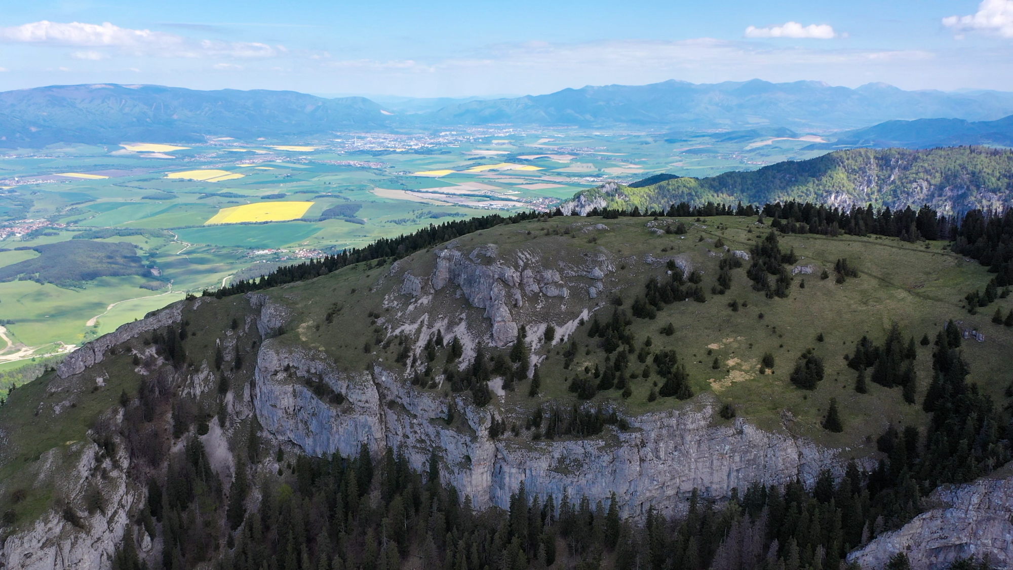 Pohľad na Tlstú, v pozadí mesto Martin a Malá Fatra.