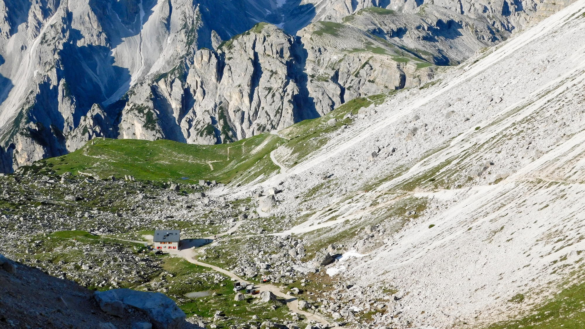 Pohľad na chatu Lavaredo zo sedla Paternsattel.