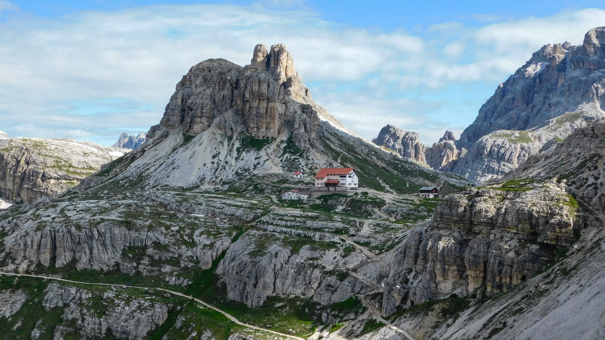 Sasso di Sesto (2539 m) a Toblinger Knoten (2617 m), nad chatou Dreizinnenhütte.