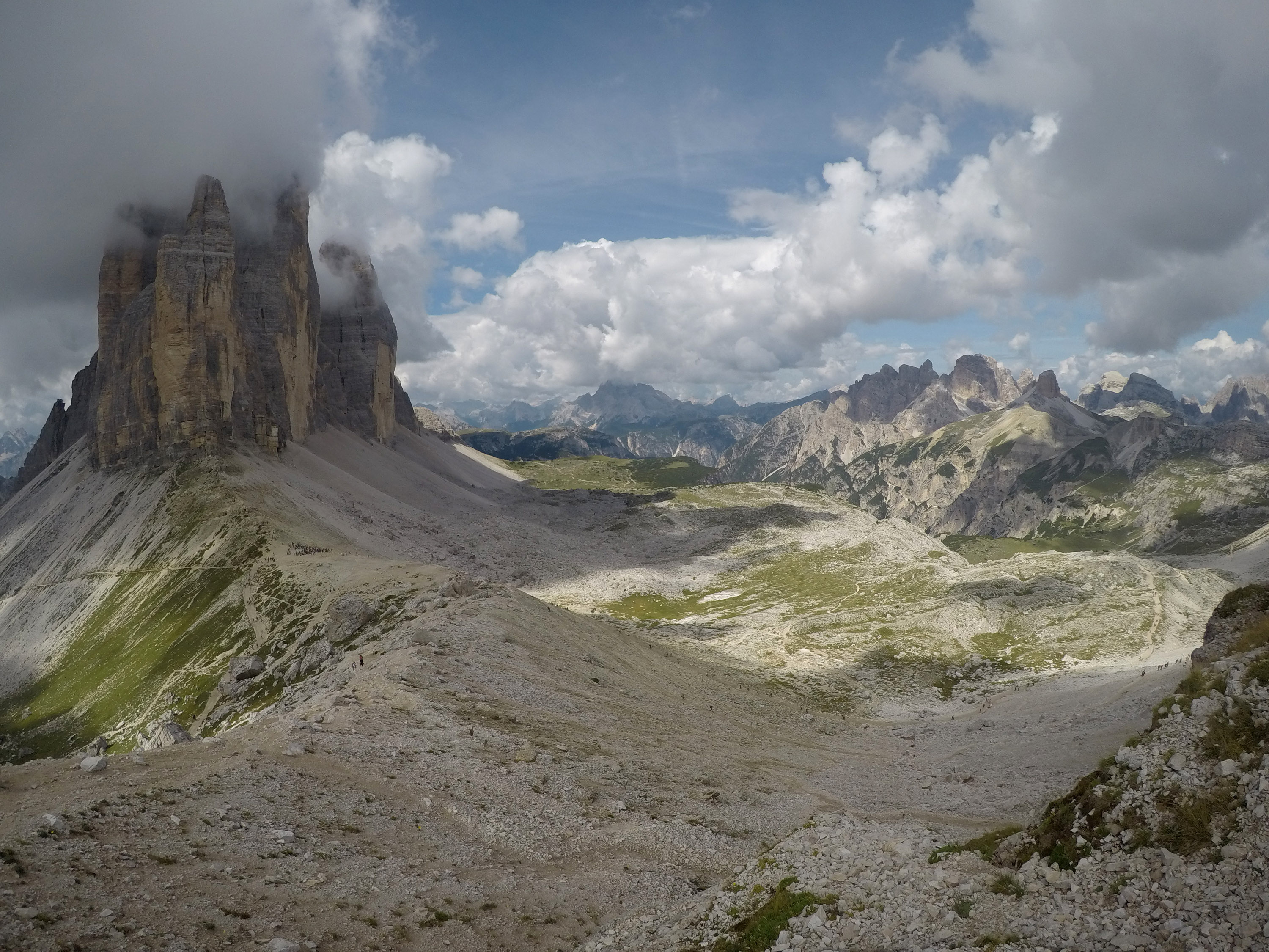 Výhľad na Tre Cime di Lavaredo a dolinu