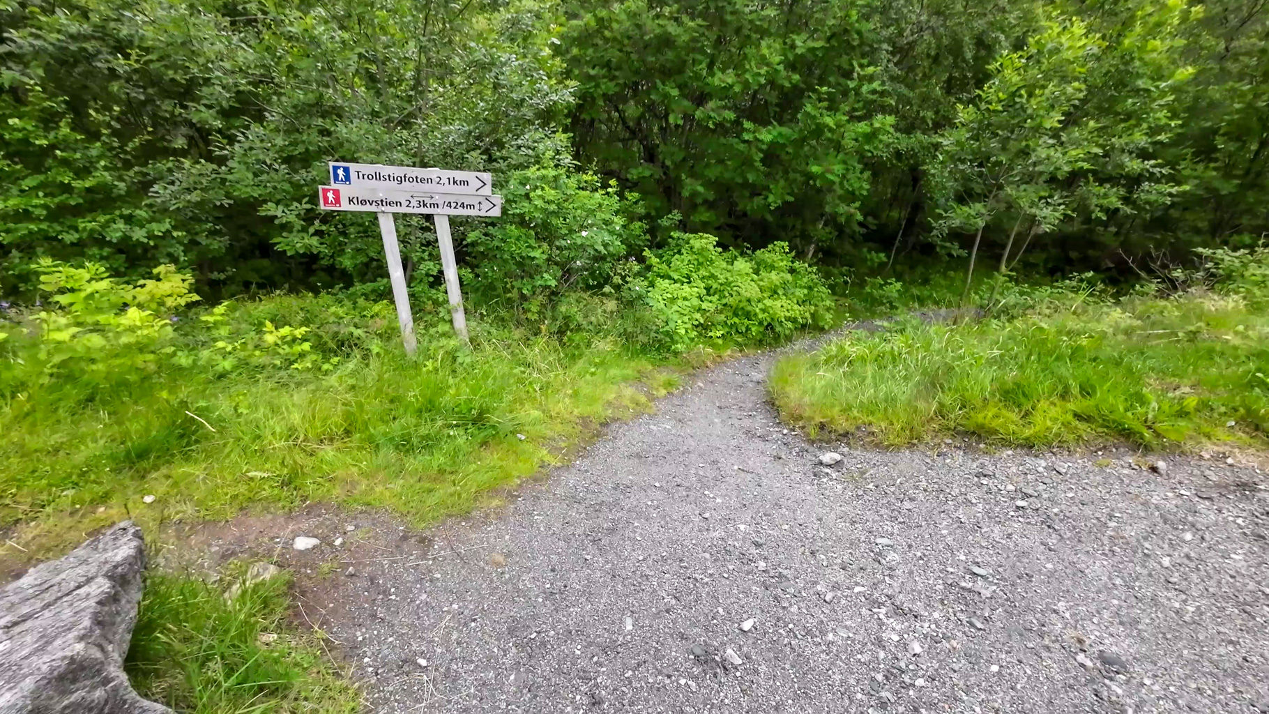 Rozcestník na začiatku trasy ukazuje smer na vyhliadku Trollstigfoten a chodník Kløvstien.