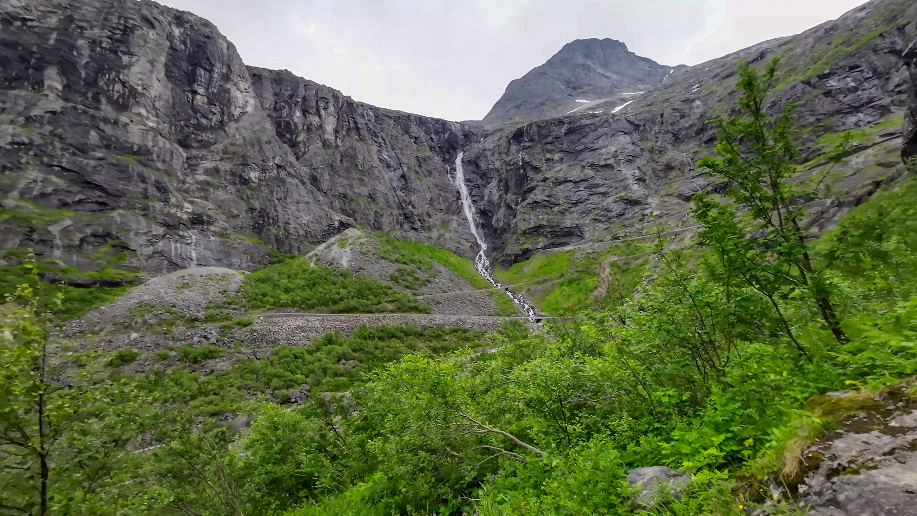 Vodopád Stigfossen, ktorý padá z horského masívu v niekoľkých kaskádach z výšky 320 metrov.