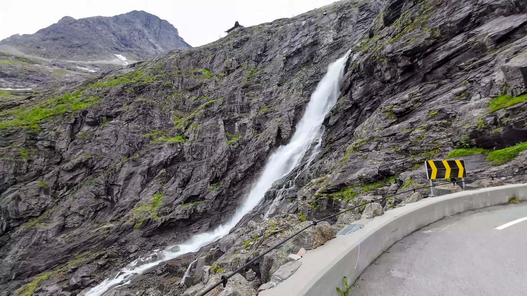 Serpentíny Trollstigen a pohľad na vodopád Stigfossen z vrchnej časti cesty.