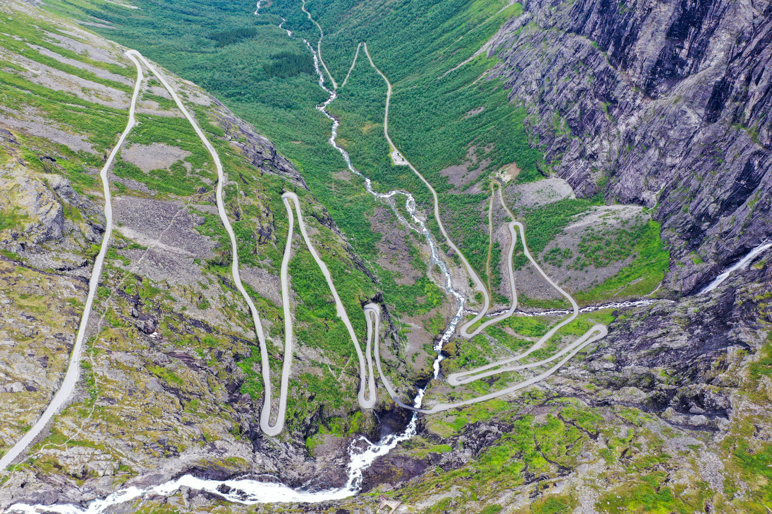 Pohľad na celý priebeh serpentín cesty Trollstigen z vtáčej perspektívy.
