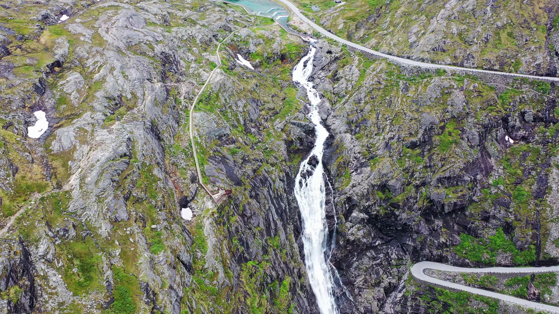 Pohľad zhora na vodopád Stigfossen a chodník vedúci na Stabbeskaret.