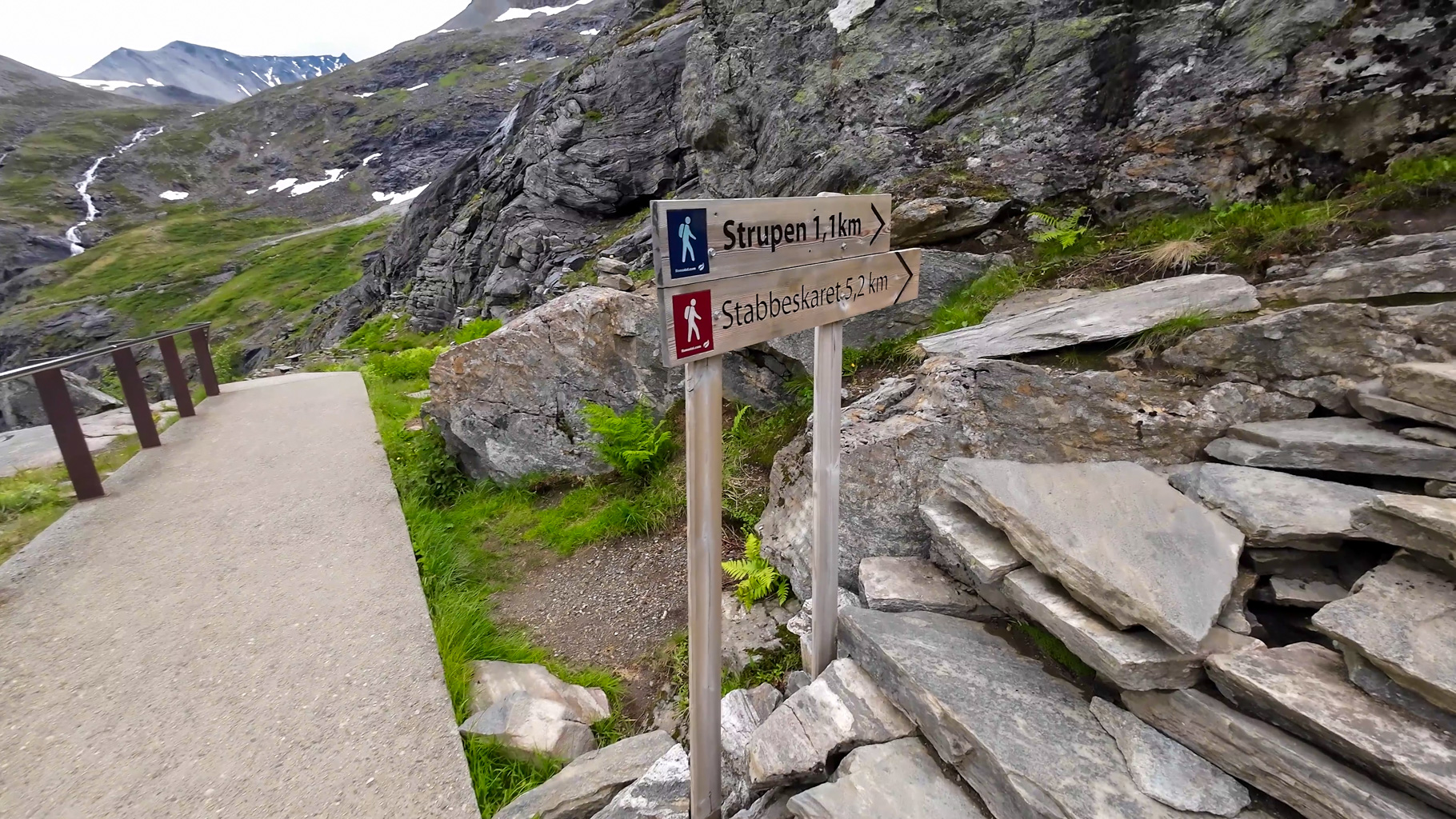 Turistický smerovník ukazujúci trasu na sedlo Stabbeskaret a vyhliadku Strupen.