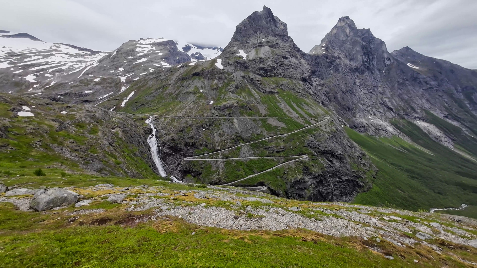 Pohľad na vrcholy Bispen a Kongen (Biskup a Kráľ) nad Trollstigen počas stúpania k Stabbeskaret.