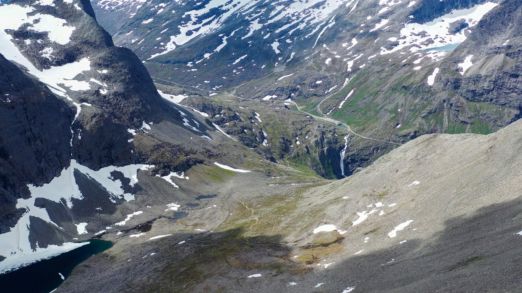 Pohľad späť do doliny s jazerom Stigbotnvatnet a centrom Trollstigen.