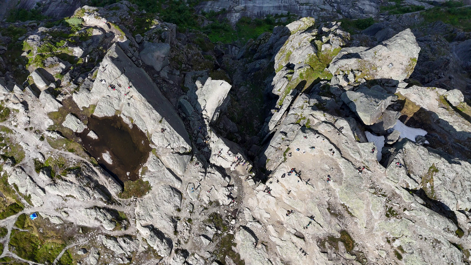 Trolltunga zachytená zhora – pohľad priamo kolmo nad ikonickou skalnou formáciou.