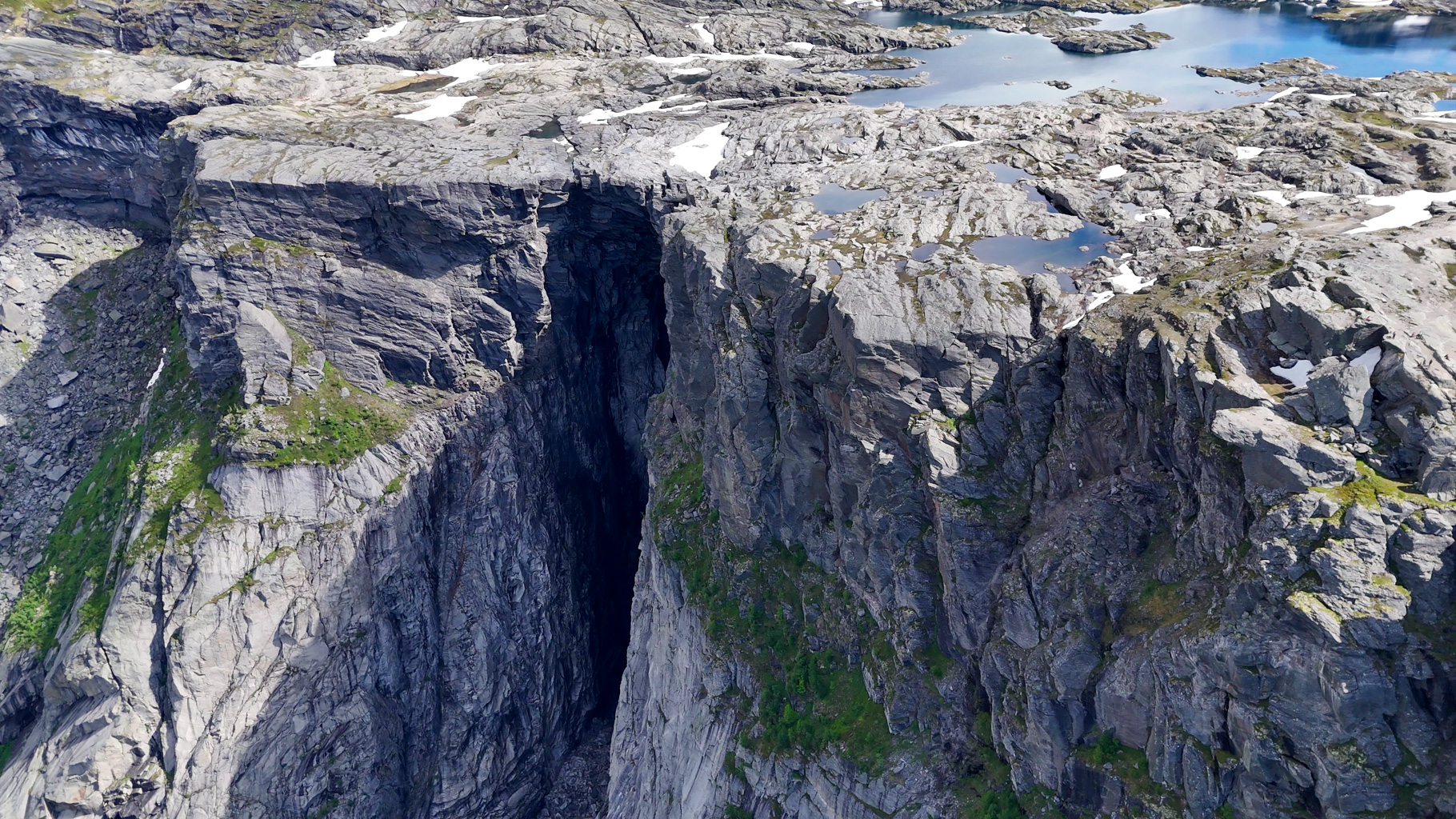 Masívna skalná stena s hlbokou priepasťou – súčasť dramatickej scenérie v okolí Trolltungy.