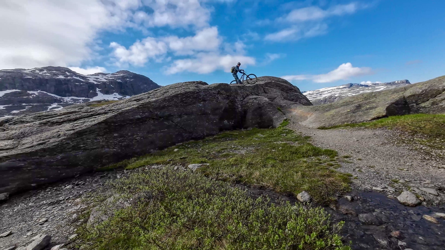 Cyklista cez skalnatý terén na Trolltungu? Nezvyčajný výjav.