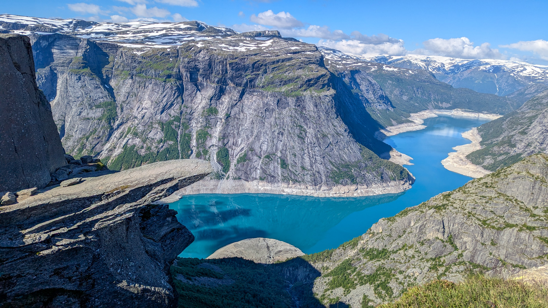 Prvý pohľad na ikonickú vyhliadku Trolltunga vysunutú nad jazerom Ringedalsvatnet.