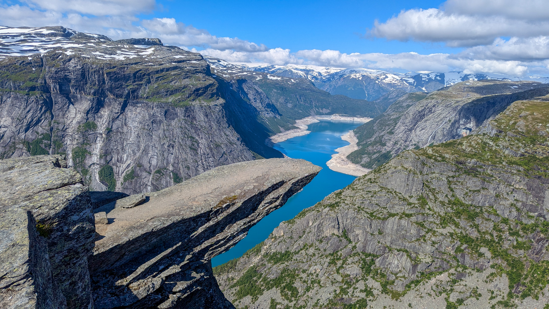 Trolltunga – skalný jazyk vyčnievajúci nad jazero, jeden z najfotografovanejších bodov v Nórsku.
