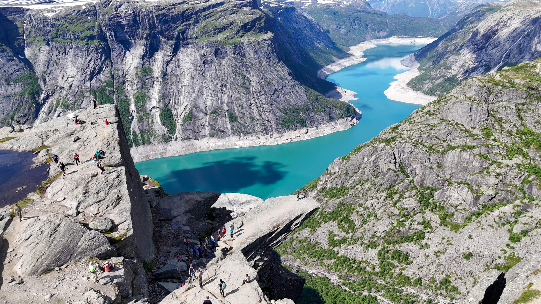 Pred vyhliadkou sa začína vytvárať dlhší rad turistov čakajúcich na fotku. Treba prísť skôr.