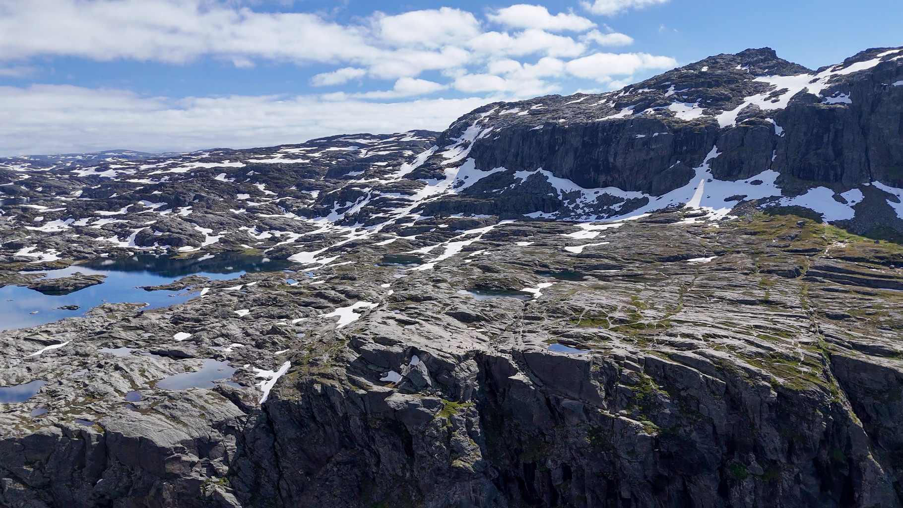 Okolie Trolltungy tvorí kamenisté plató so sieťou turistických chodníkov a jazerom Tyssehølen.
