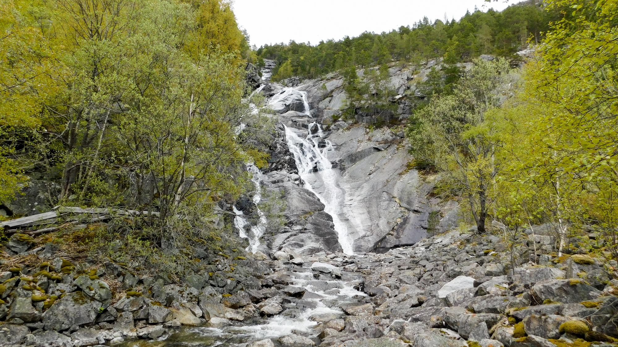 Túra na Trolltungu sa začína na dolnom parkovisku P2, pod vodopádom.