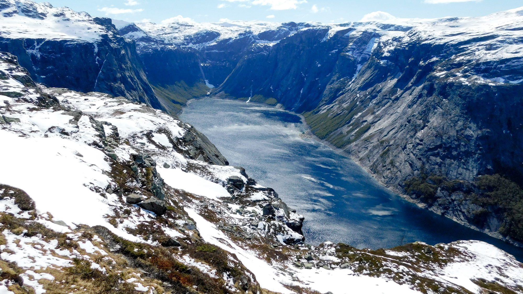 Jazero Ringedalsvatnet sa objaví asi v troch štvrtinách trasy.