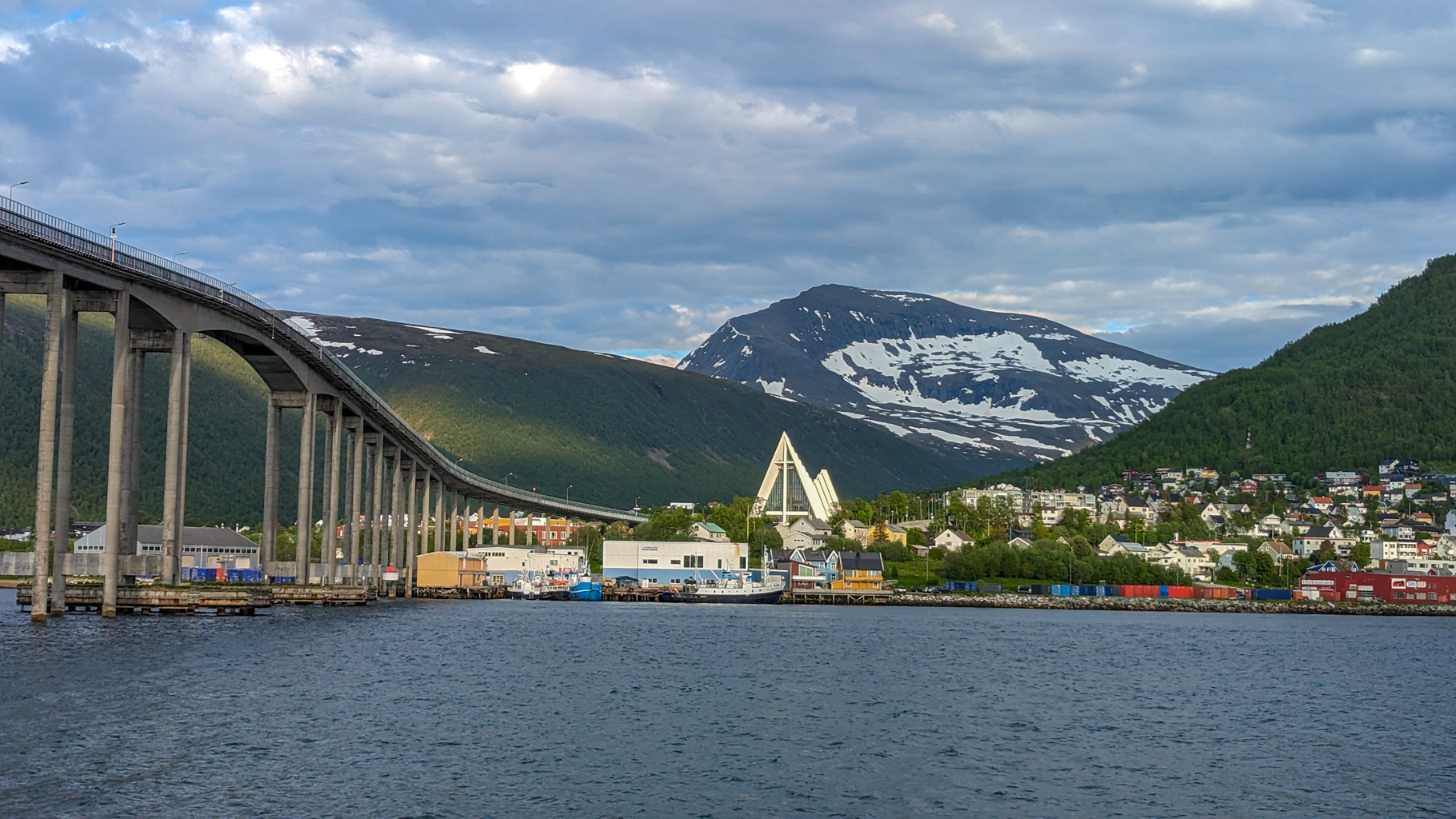 Most Tromsøbrua spája centrum mesta Tromsø s východnou časťou mesta; v pozadí dominuje vrch Tromsdalstinden.