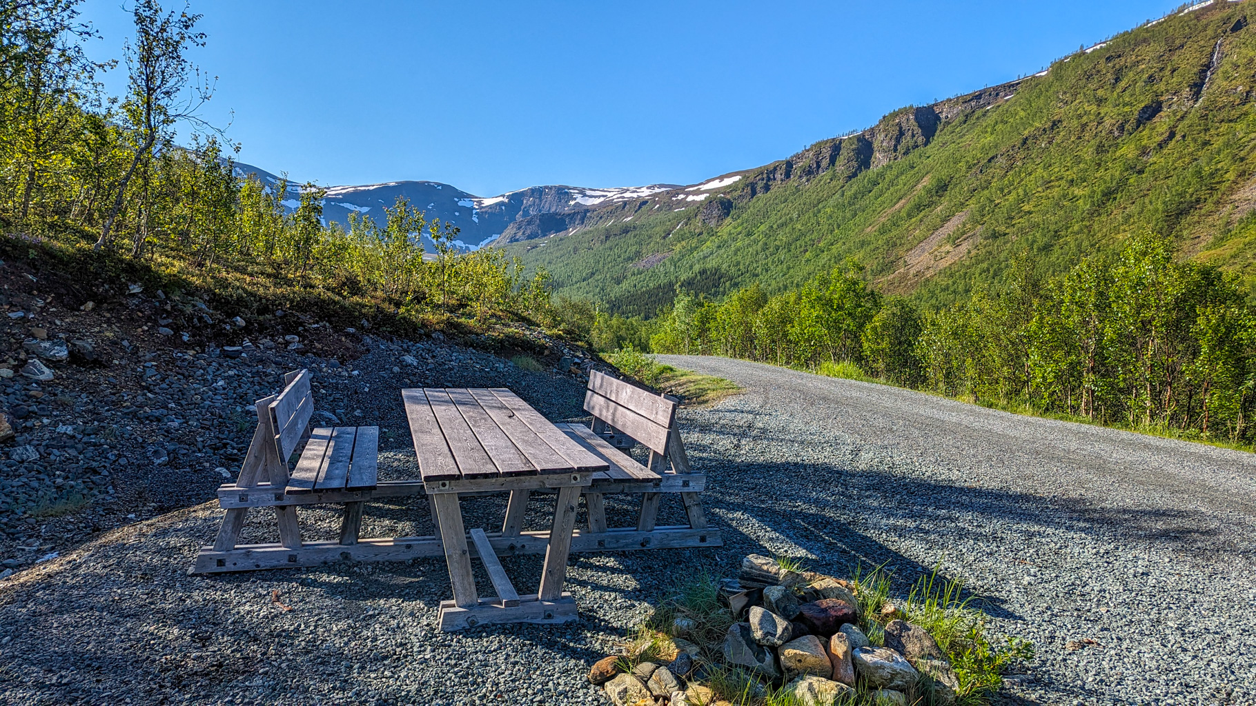 Na začiatku túry čaká turistov oddychová zóna s výhľadom na údolie Tromsdalen a svahy hory Tromsdalstinden.