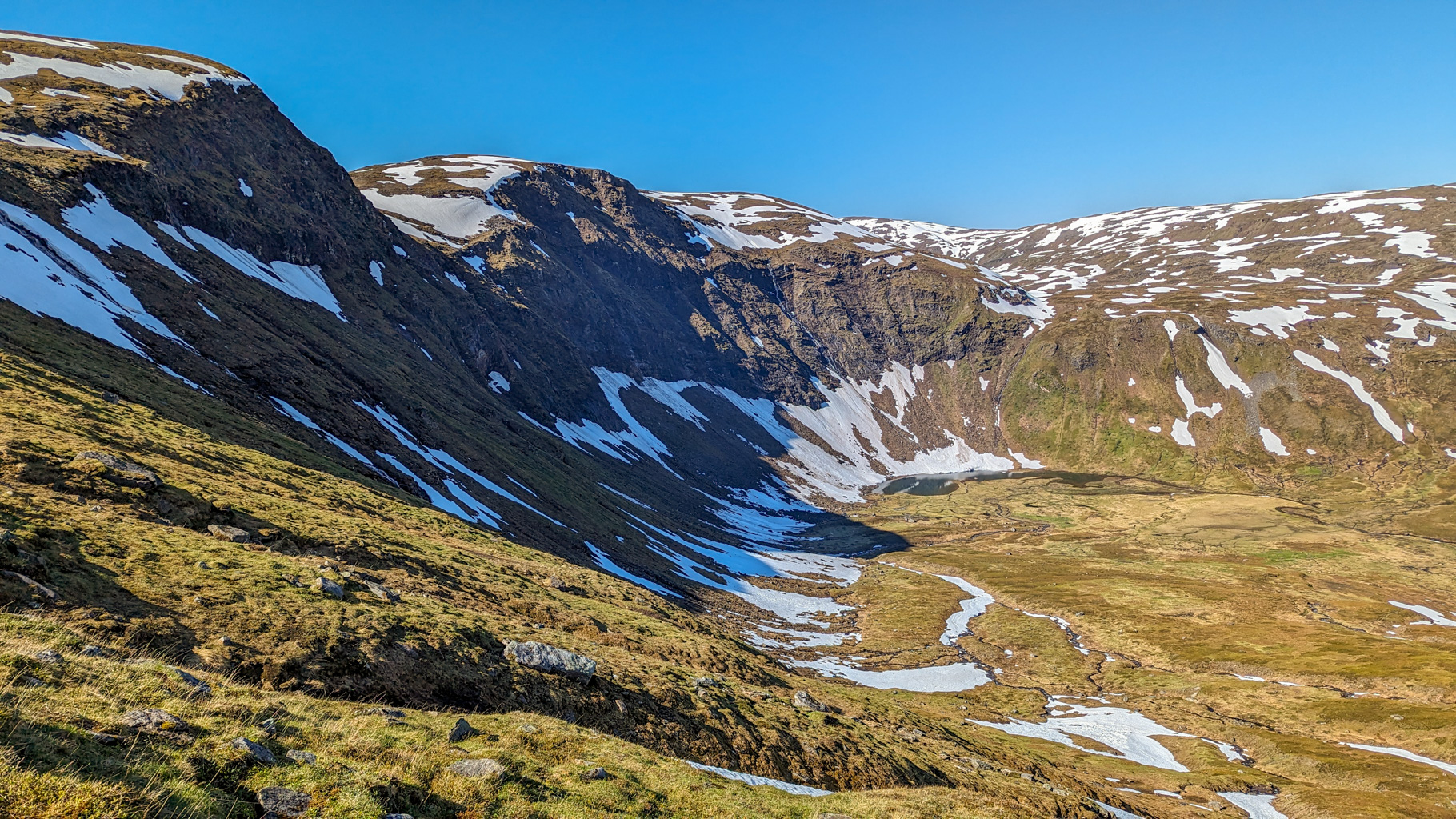 Strmé svahy a ľadovcové doliny pod Tromsdalstinden vytvárajú dramatickú severskú krajinu.