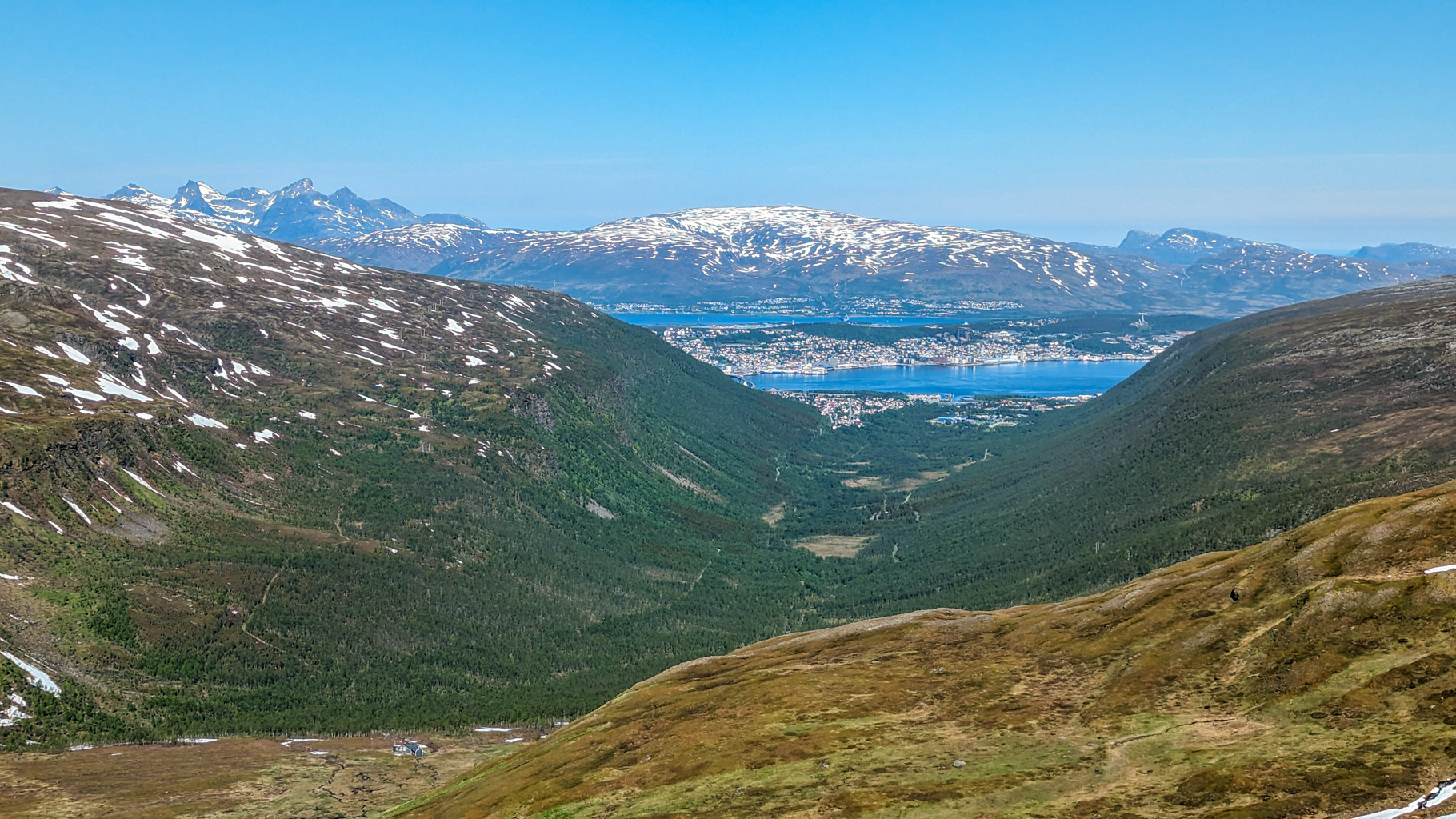 Z výšky je krásne viditeľné celé mesto Tromsø, obklopené horami a fjordami.