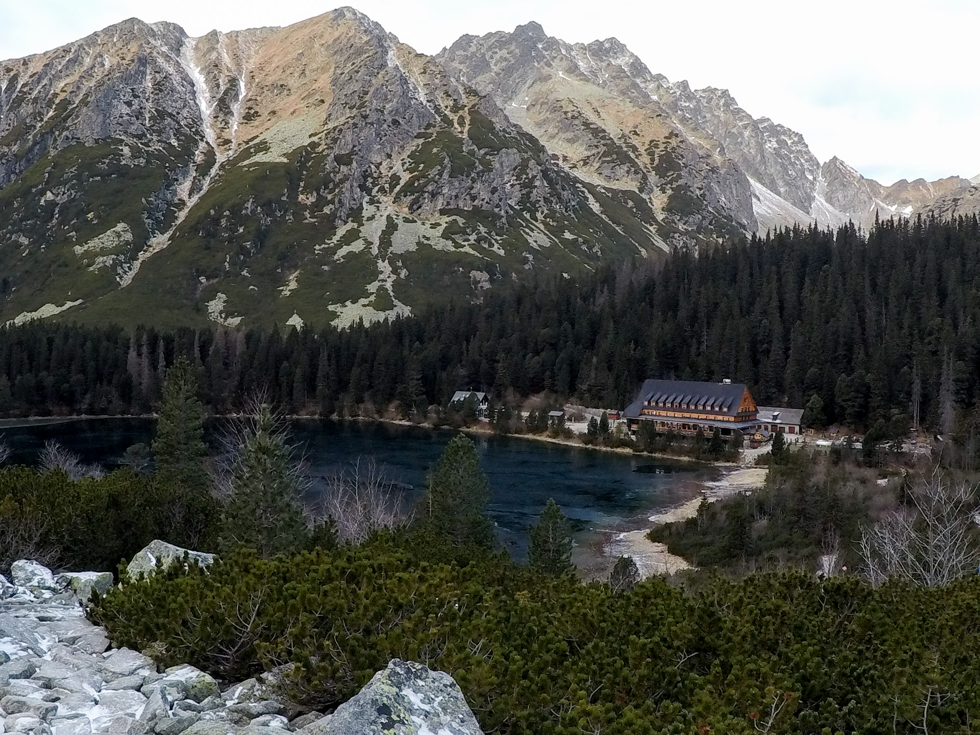 Popradské pleso cestou na Sedlo pod Ostrvou. Nad ním Paria a Malá Bašta.