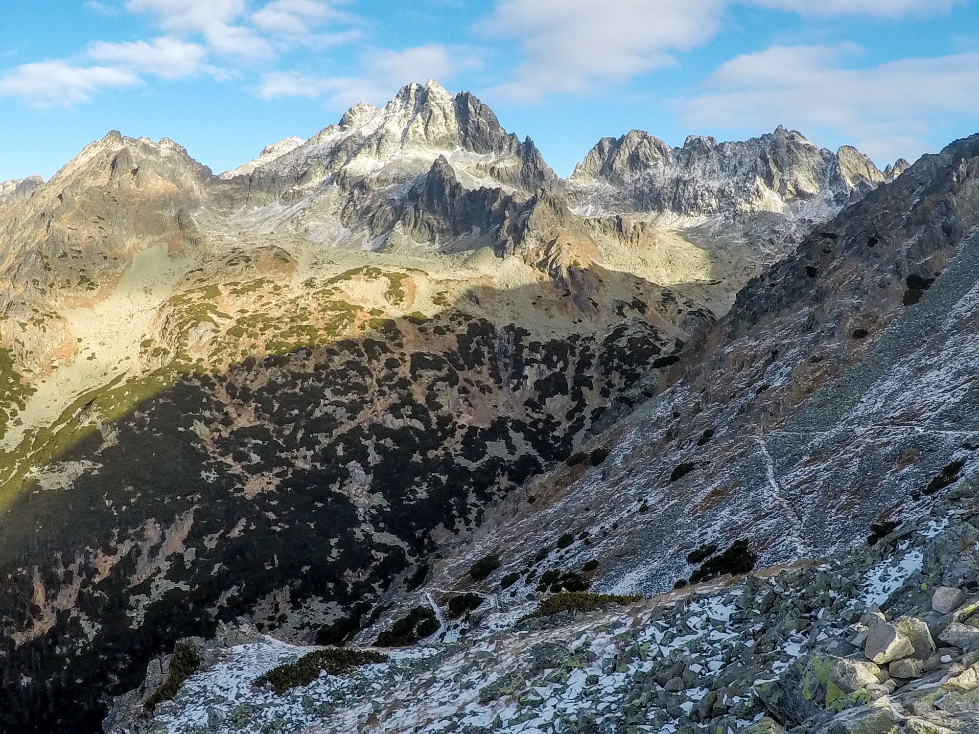 Pohľad z Ostrvy na štíty nad Zlomiskovou dolinou, najvyššia je Vysoká.