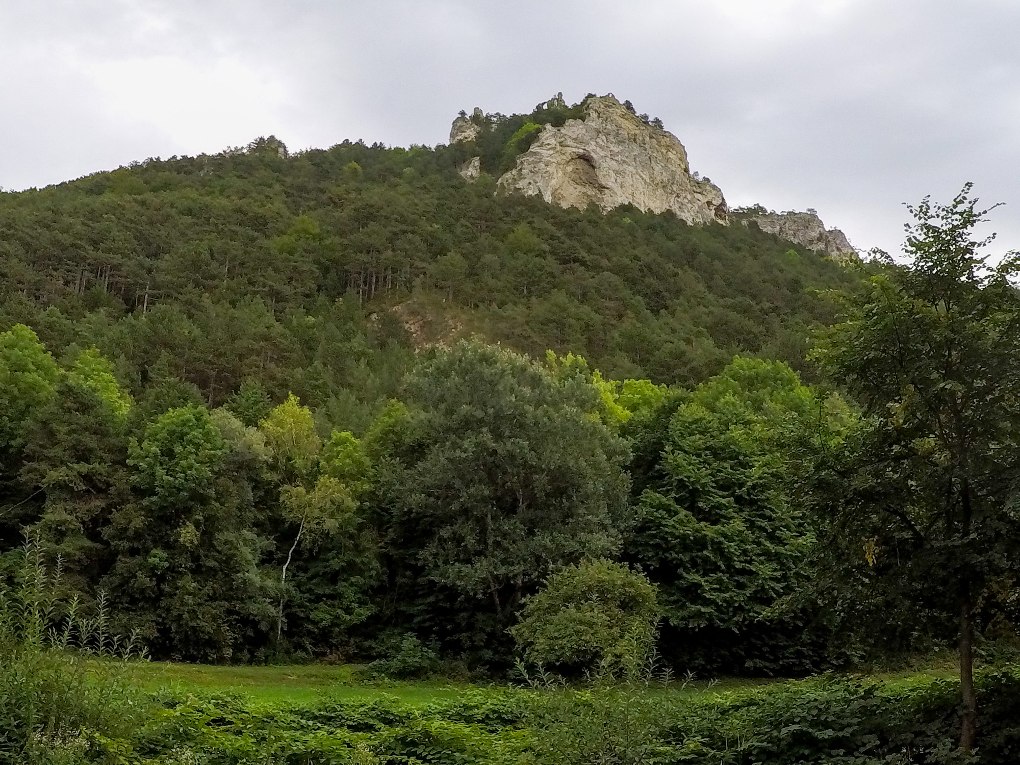 Pohľad na zrúcaninu hradu a skalu Türkensturz, cieľ cesty.