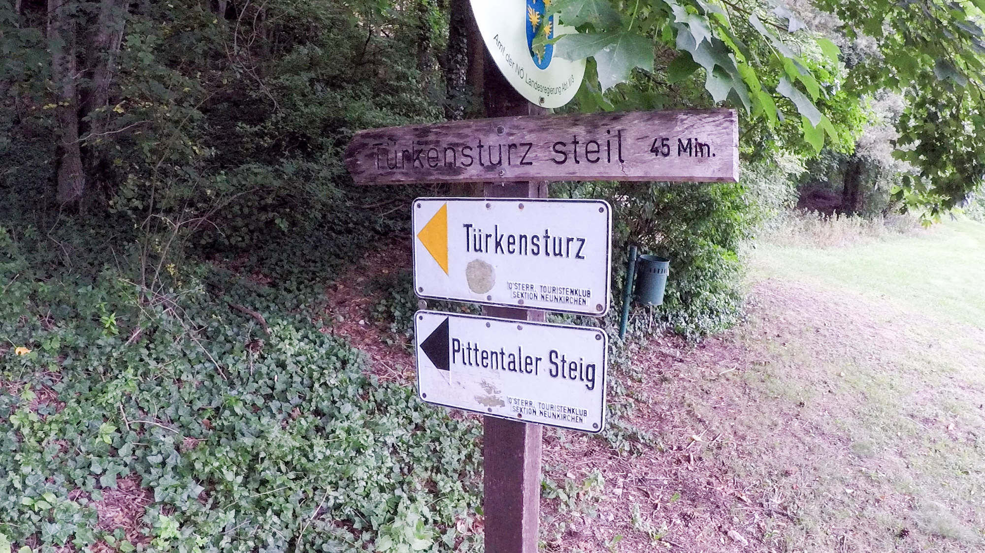 Začiatok označenia cesty z dediny Gleißenfeld.