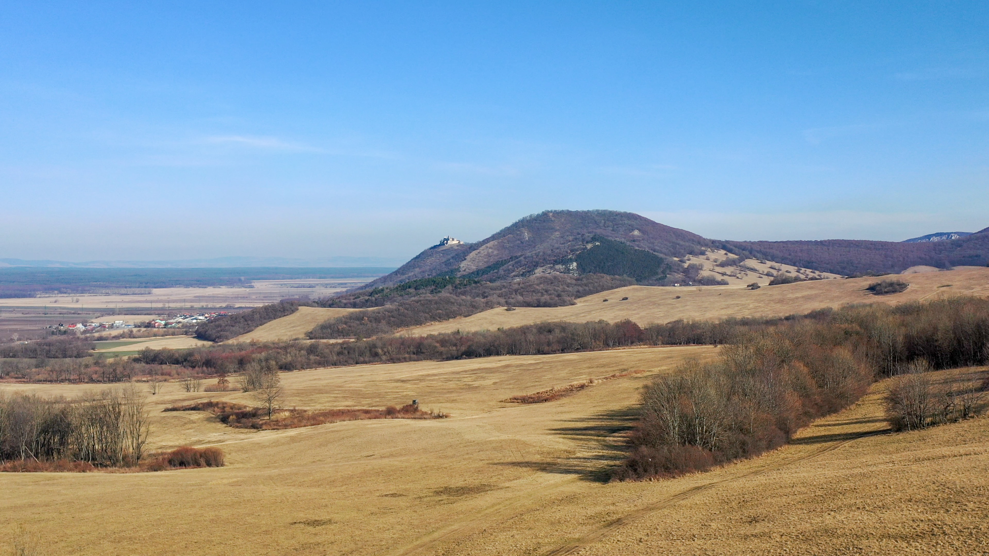 Pohľad na Plavecký hrad z Paľkovej lúky.