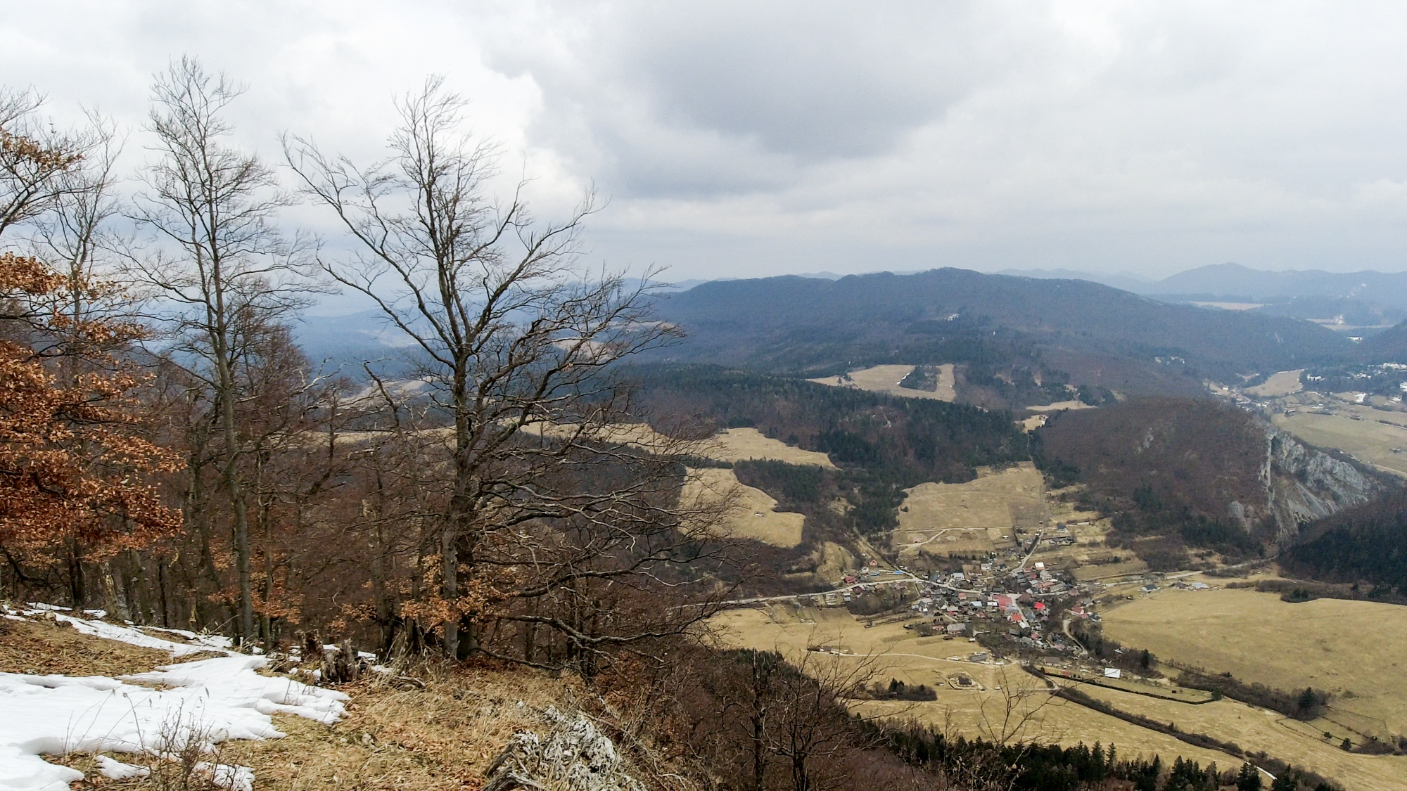 Výhľad zo Skalného okna na obec Záskalie.