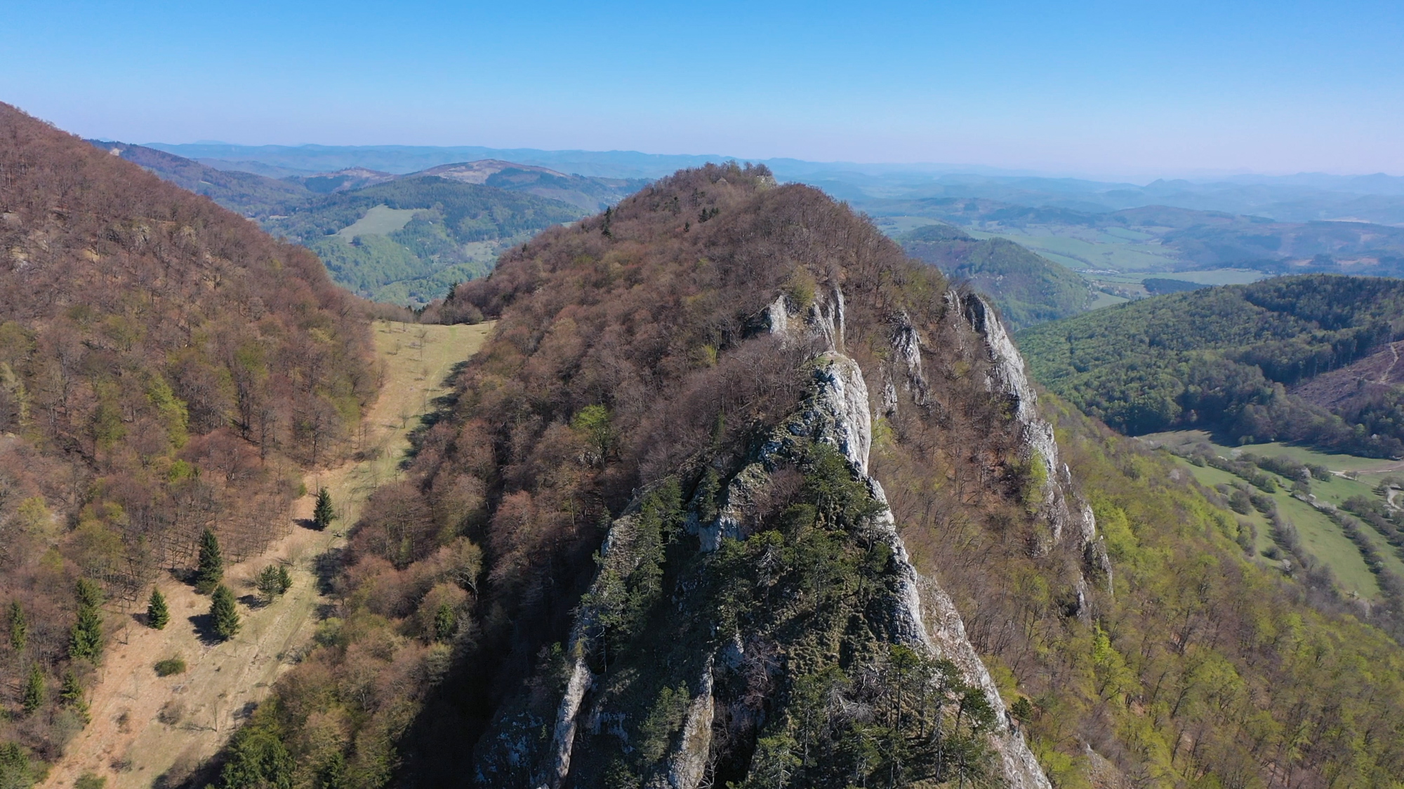 Vršatské bradlá a vľavo sedlo Chmeľová