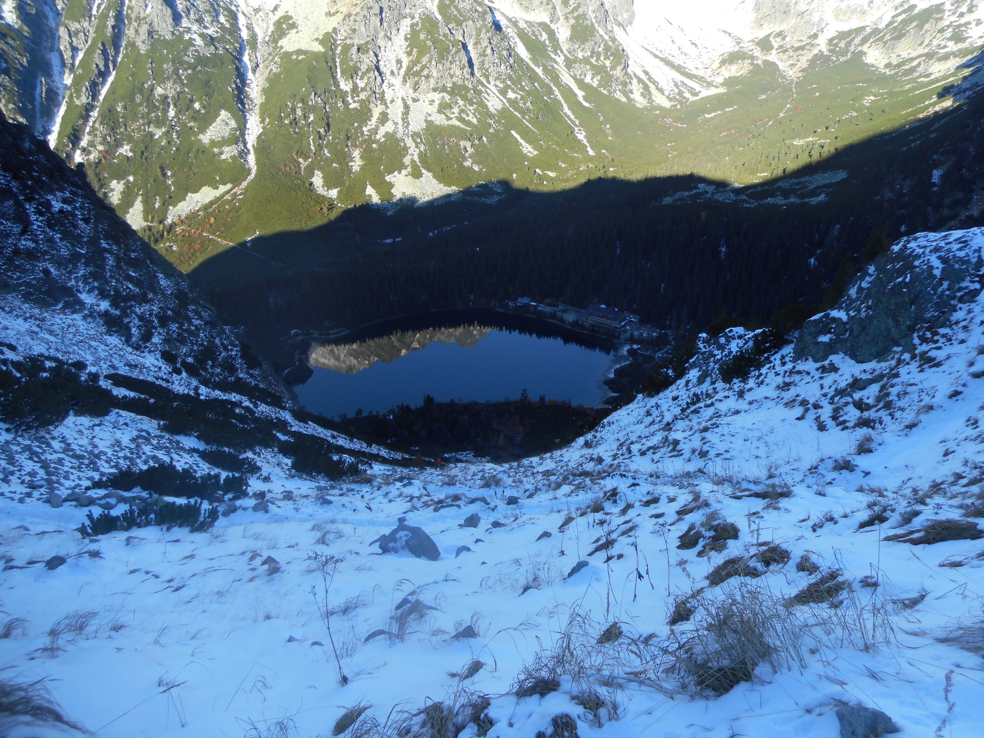 Pohľad na Popradské pleso spod Sedla pod Ostrvou