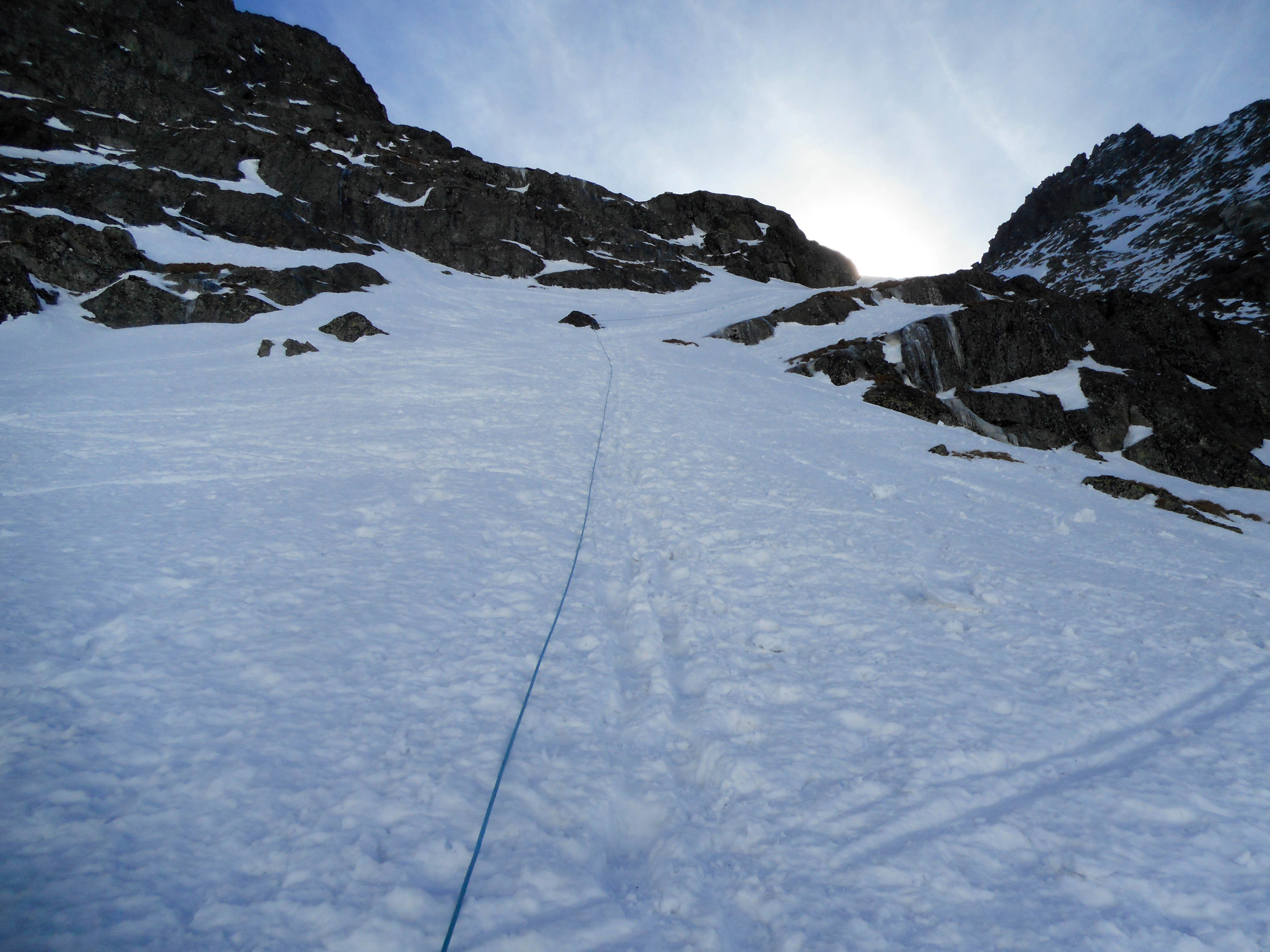 Strmá časť výstupu bola pre skialpinistov istená lanami.