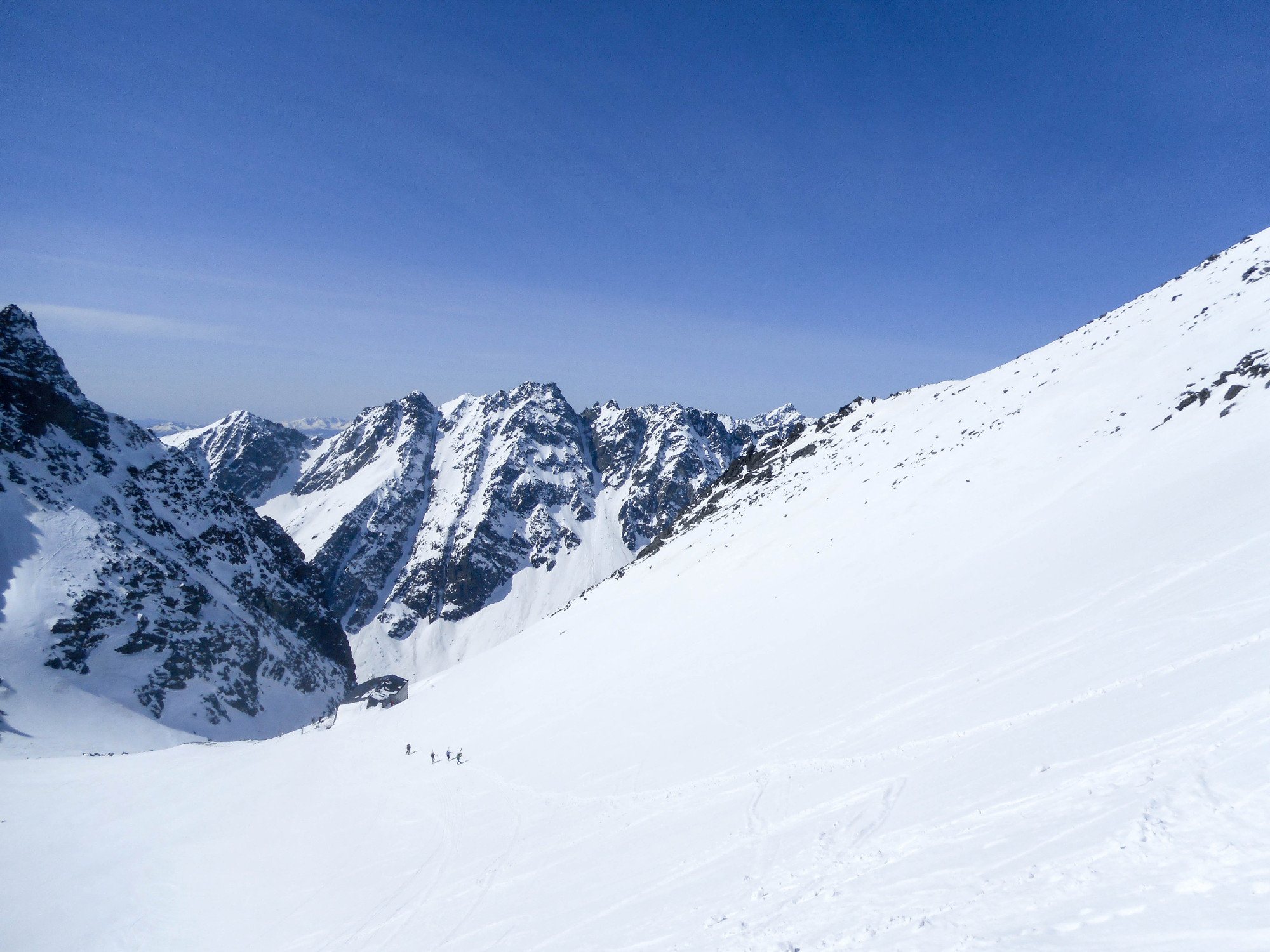 Pohľad zo sedla Váha (2340 m.n.m.) späť na Chatu pod Rysmi