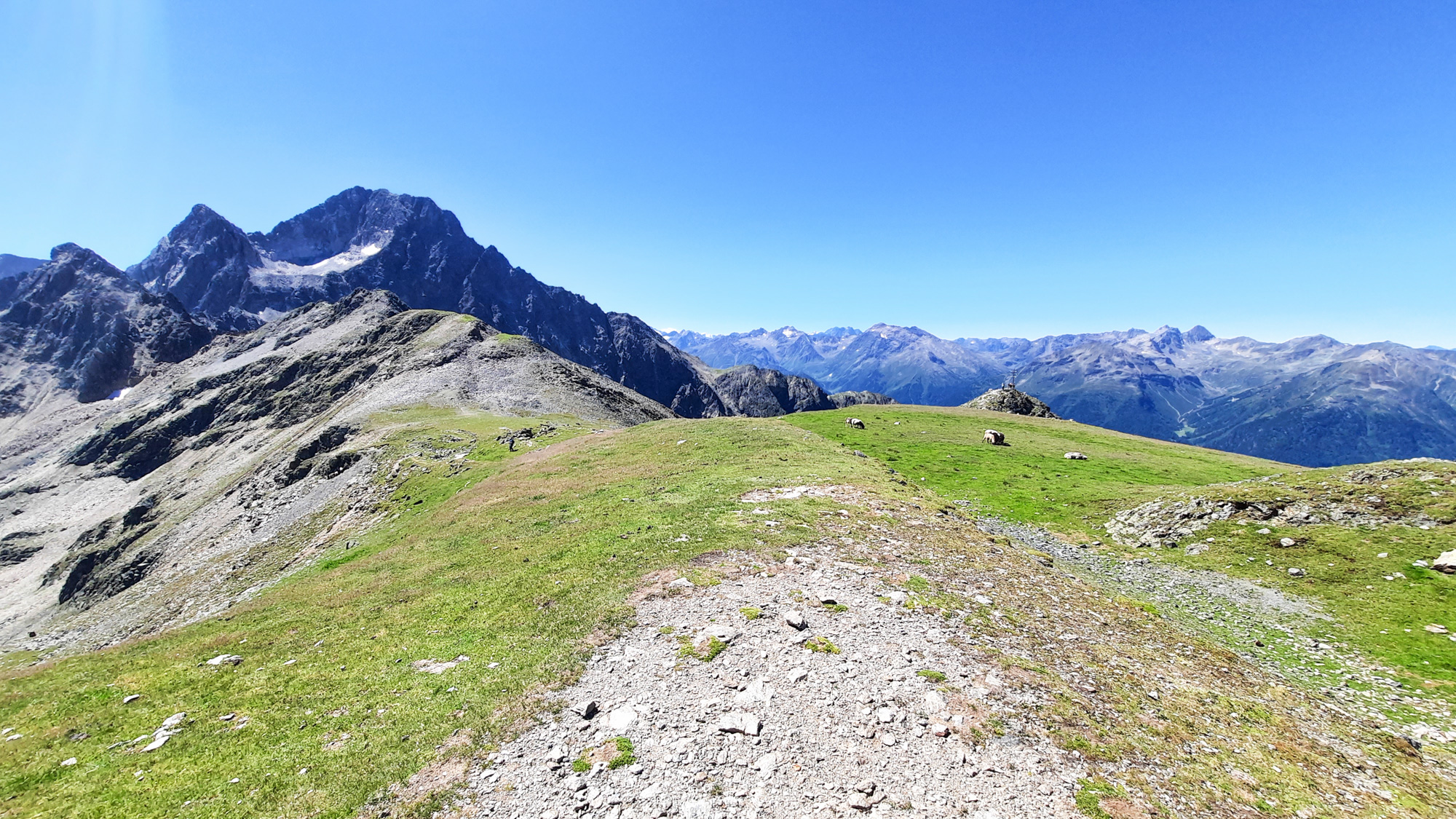 Výhľad z vrcholu Wetterkreuz na okolie, vrchy Maningkogel a Acherkogel.