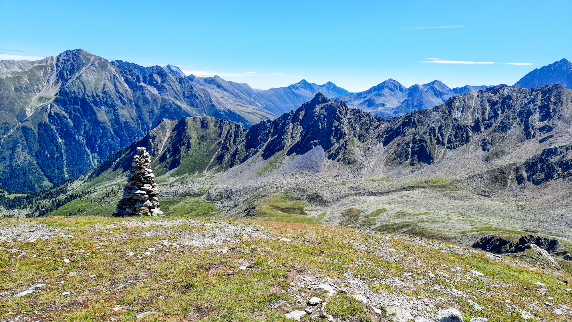 Výhľad z vrcholu Wetterkreuz na východ, najbližší vrch Vordere Karlesspitze.