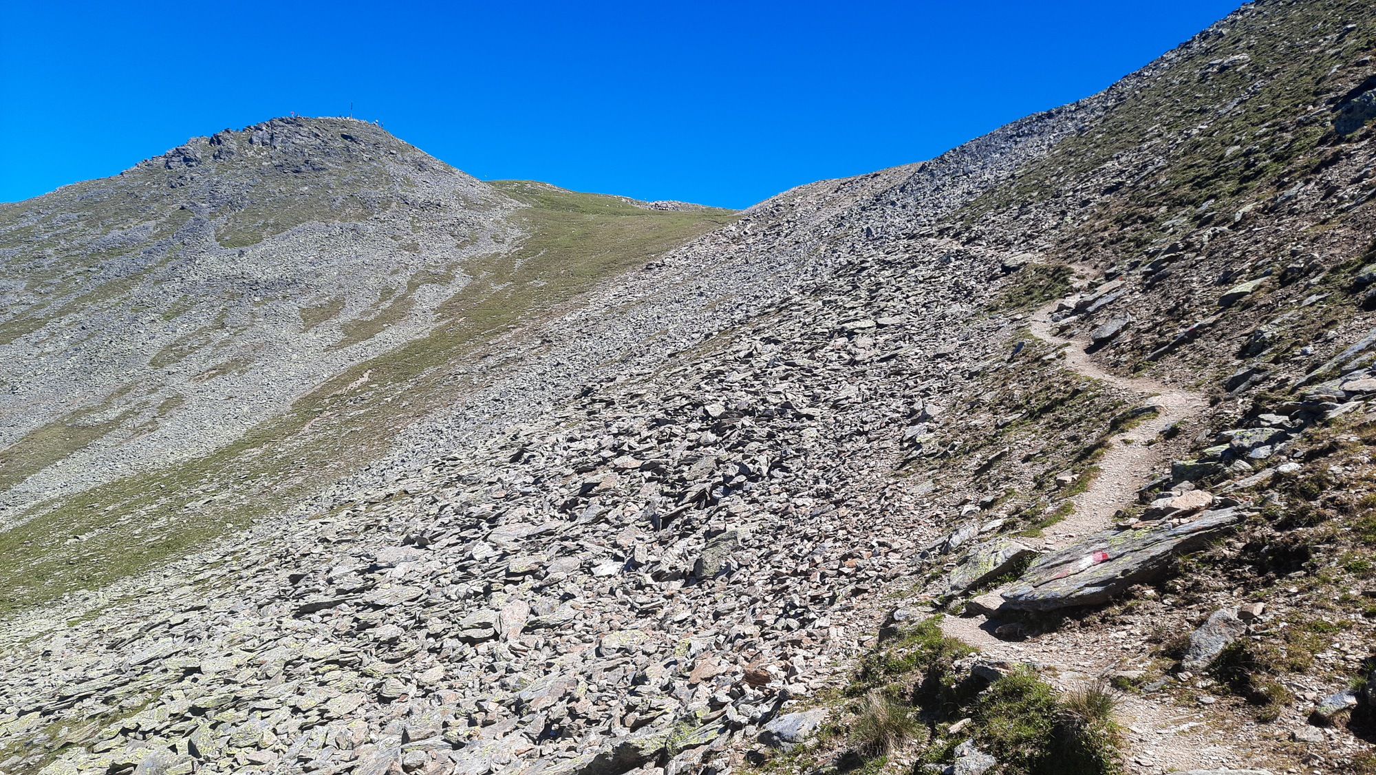 Zostup nemusí ísť po rovnakej ceste, je možné prejsť okruh smerom k ruine Alte Bielefelder Hütte.