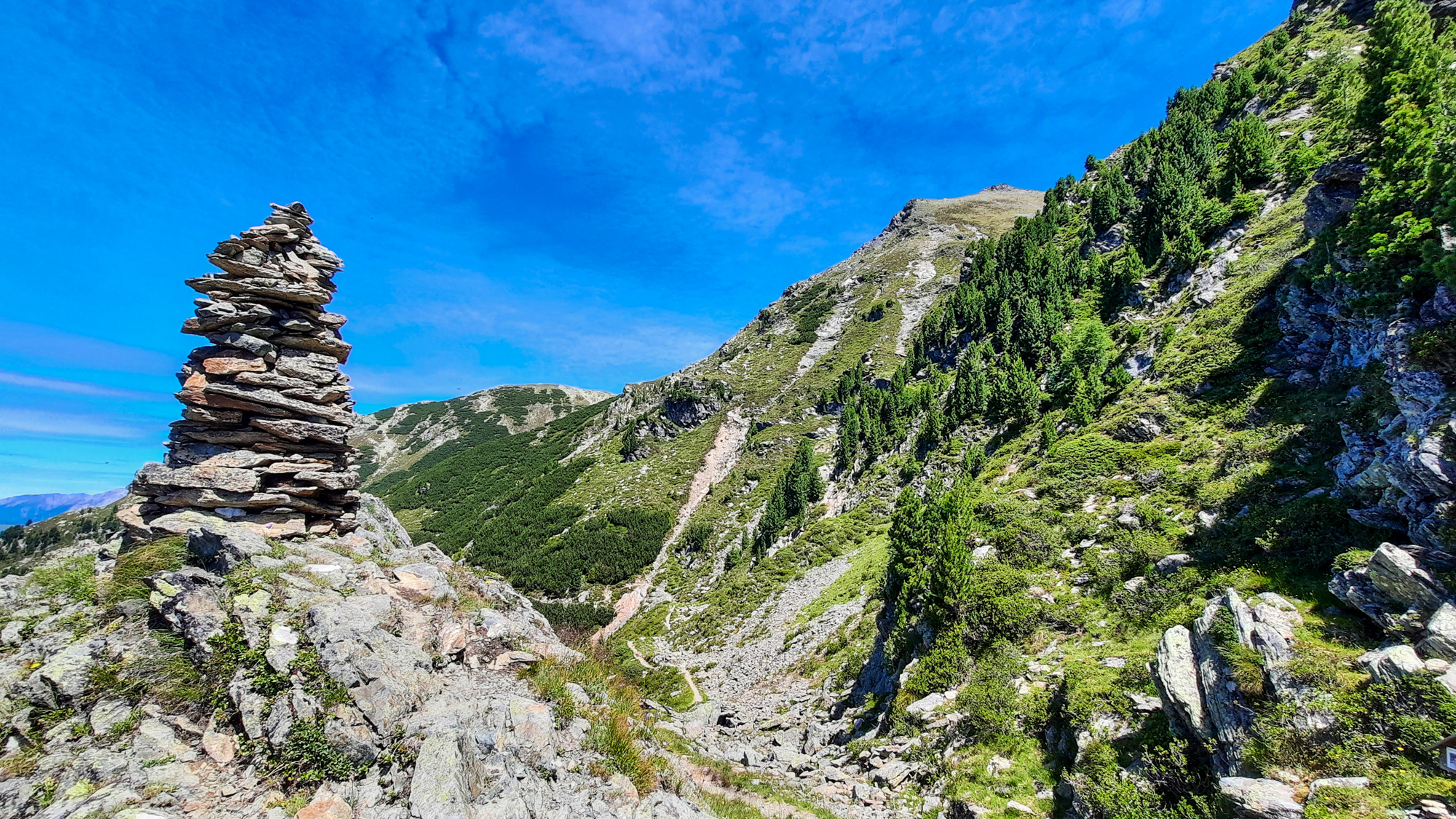 Wetterkreuz zo spodu, smer cesty ku Neue Bielefelder Hütte.