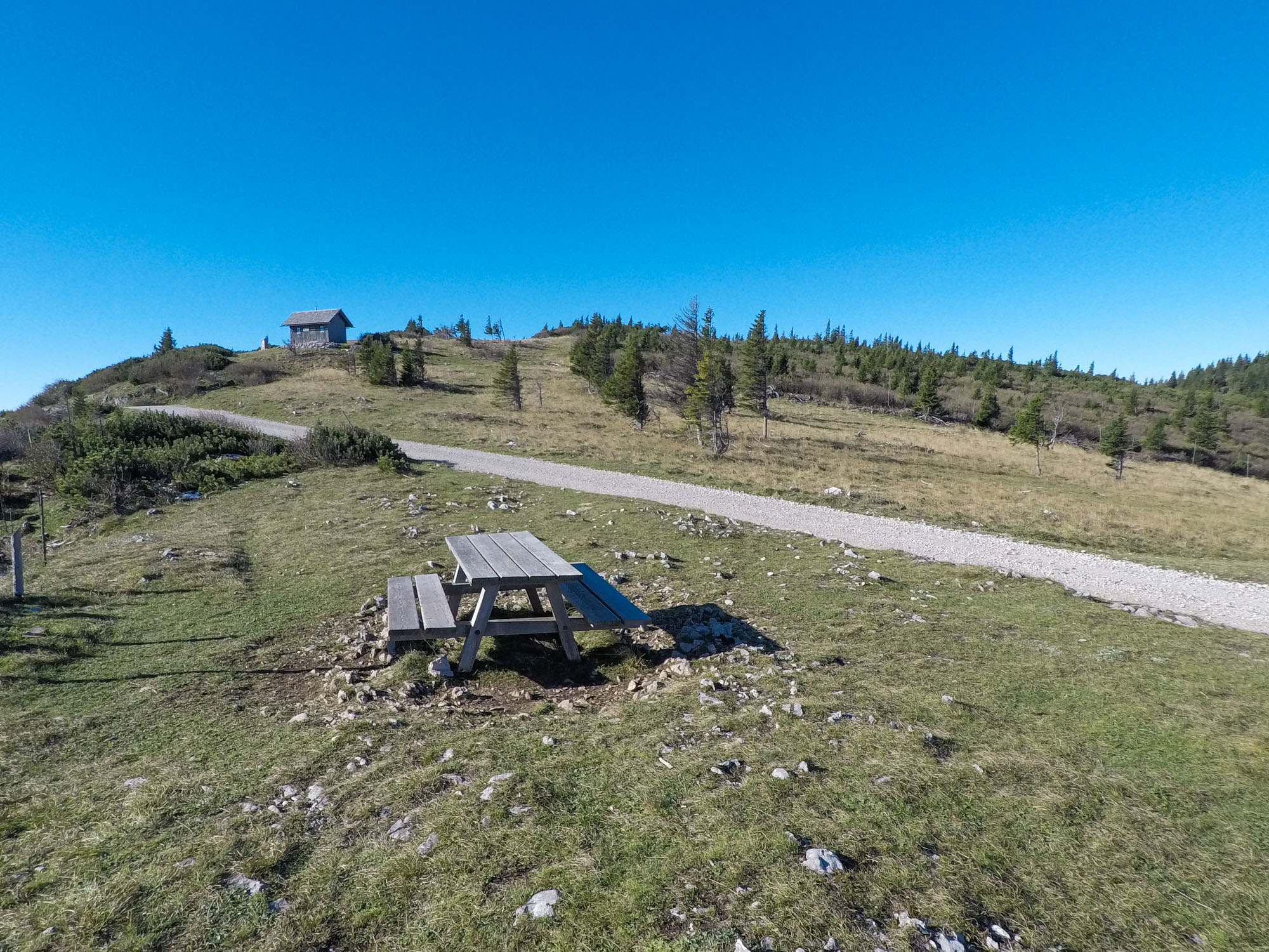 Po ceste vo výške približne 1660 metrov sa nachádza útulňa Kutatschhütte.