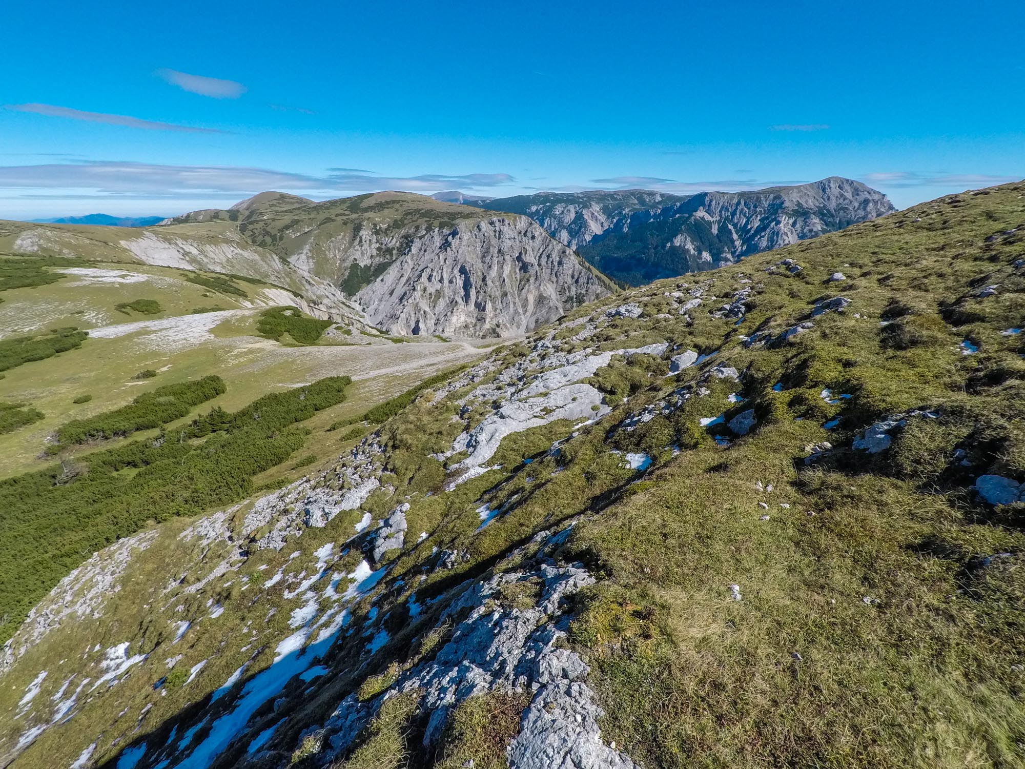 Pohľad na západ od Schneealpenhaus na vrch Heukuppe.