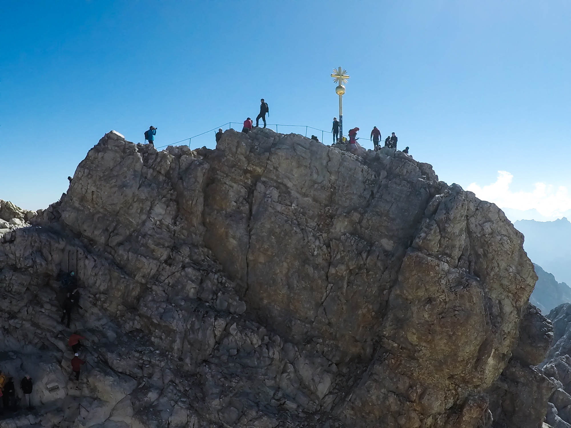 Zugspitze je najvyšší vrch Nemecka. Najvyšší bod je samostaný vrchol ležiaci východne od stanice lanovky.